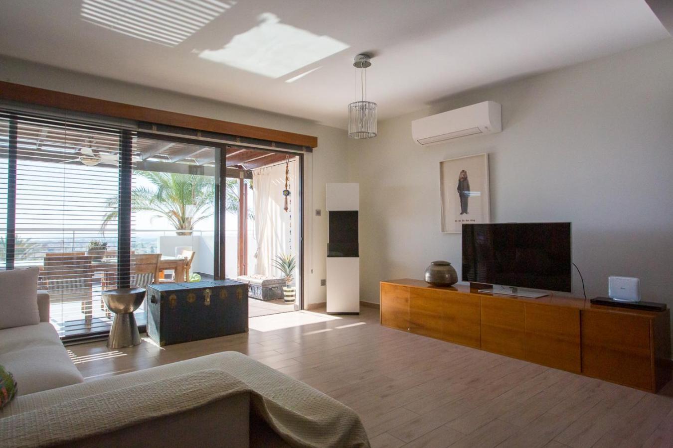Penthouse Duplex Overlooking The Mediterranean Larnaca Exterior photo