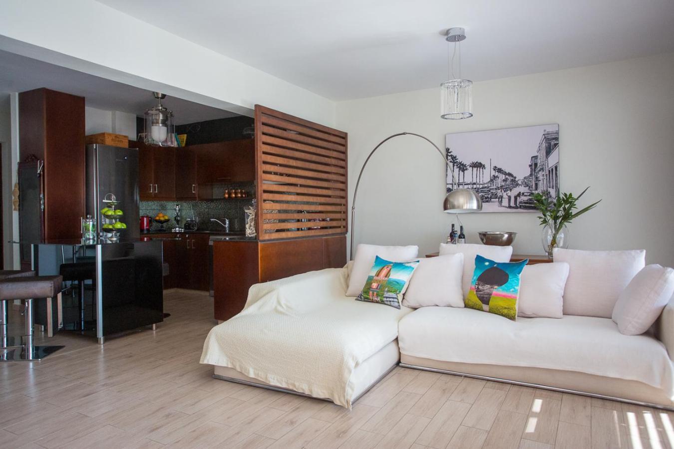 Penthouse Duplex Overlooking The Mediterranean Larnaca Exterior photo