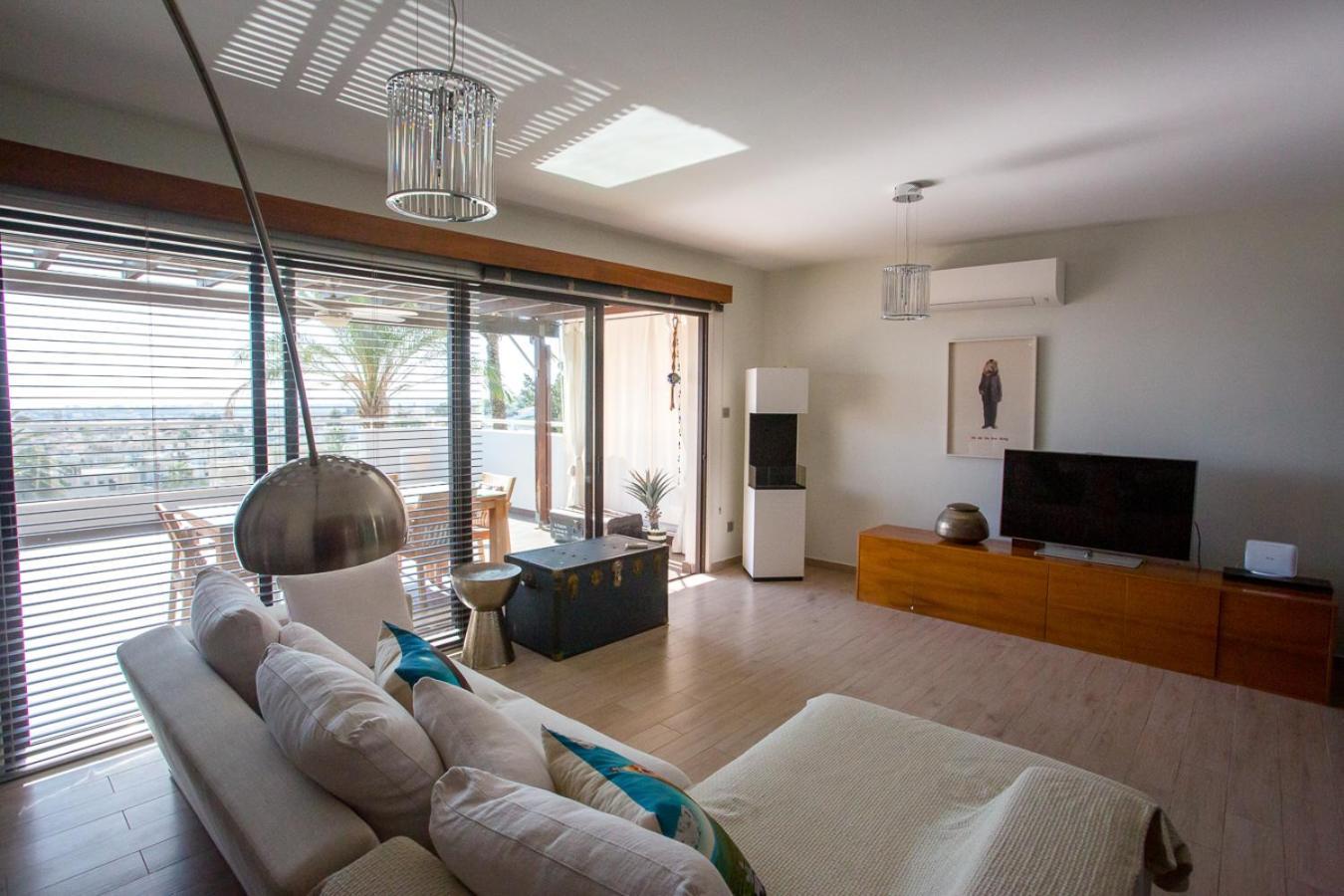 Penthouse Duplex Overlooking The Mediterranean Larnaca Exterior photo