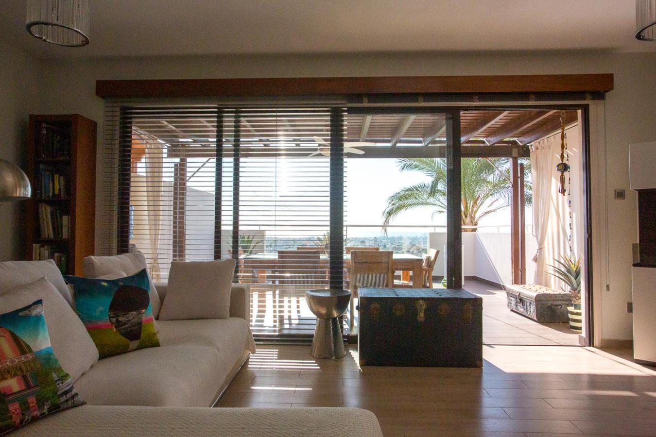 Penthouse Duplex Overlooking The Mediterranean Larnaca Exterior photo