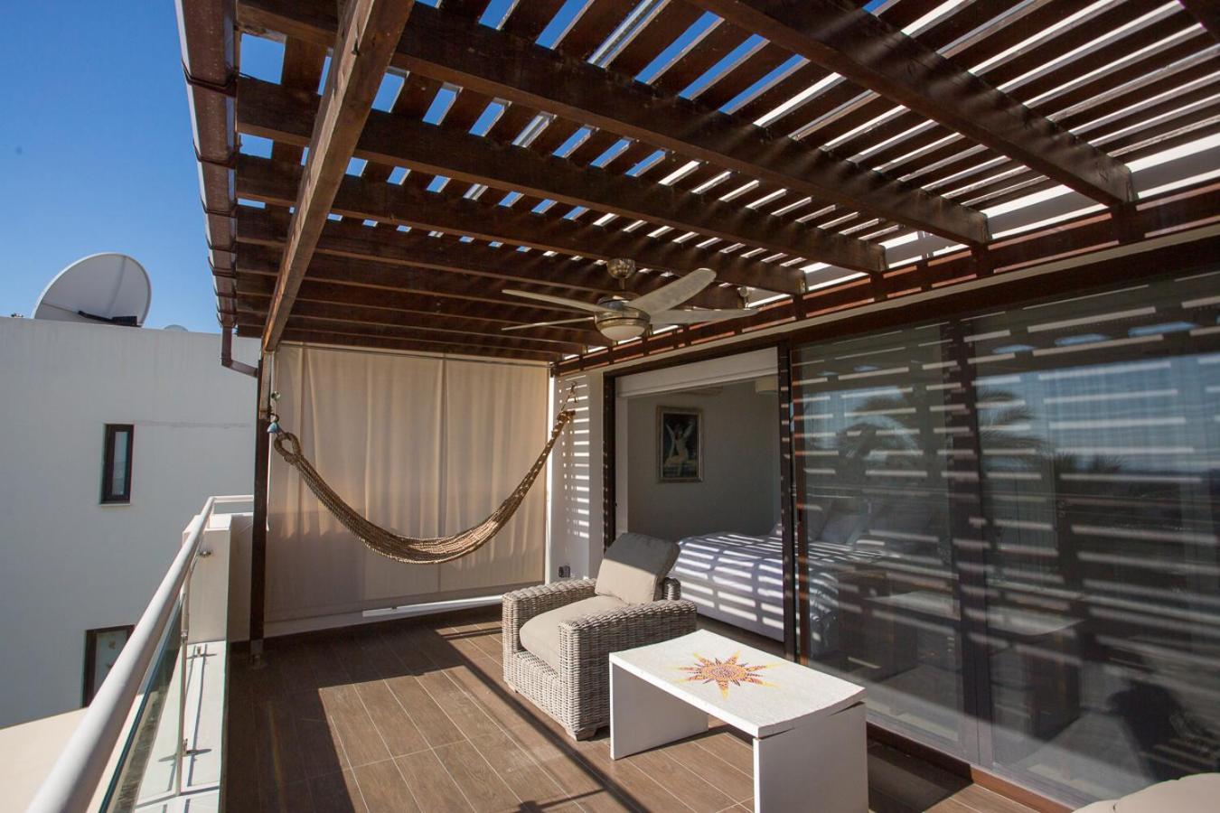 Penthouse Duplex Overlooking The Mediterranean Larnaca Exterior photo